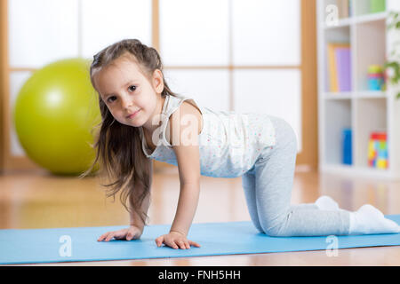 Kid girl doing gymnastics Banque D'Images