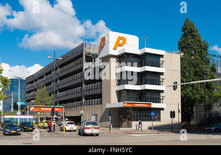 EINDHOVEN, Pays-Bas - le 26 août 2015 : de l'extérieur d'un garage de stationnement dans le centre de Eindhoven Banque D'Images