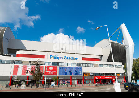 EINDHOVEN, Pays-Bas - le 26 août 2015 : de l'extérieur du stade de football de Philips, home à PSV Football Club, fondé sur d'août Banque D'Images