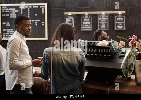 Homme africain et ami en attente au comptoir in coffee shop Banque D'Images