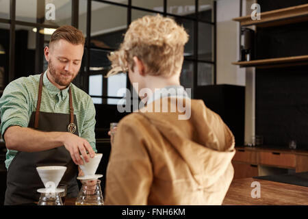 Faire Barista une tasse de café filtre pour le client Banque D'Images