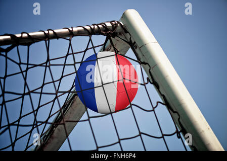 Soccerball en filet avec le pavillon de la France prête pour championship Banque D'Images