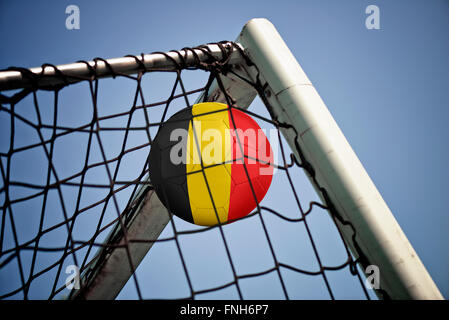 Soccerball en filet avec le pavillon de la Belgique prête pour championship Banque D'Images