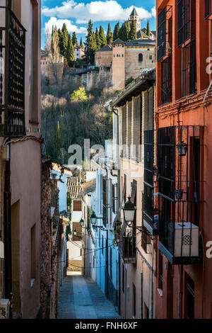 Vue pittoresque d'une rue étroite dans le quartier de l'Albayzin, Grenade, Andalousie, Espagne Banque D'Images