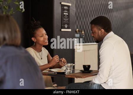 African couple enjoying coffee date dans un café moderne Banque D'Images