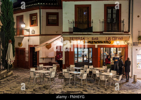 L'atmosphère de la vie nocturne dans le quartier de l'Albayzin, Grenade, Andalousie, Espagne Banque D'Images