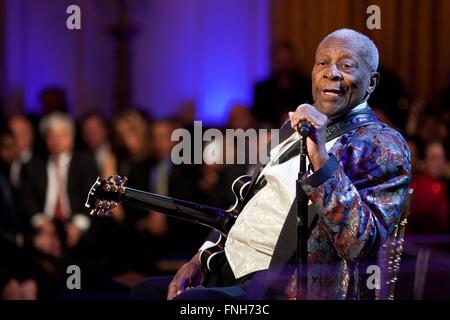 Artiste de blues légendaire B.B. Le roi effectue pendant la performance dans à la maison blanche : Red, White and Blues concert dans l'East Room de la Maison Blanche, 21 février 2012 à Washington, DC. Banque D'Images