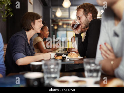 Femme parlant à son petit ami sur un café date Banque D'Images