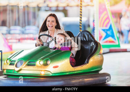 Mère et fille en auto tamponneuse à fun fair Banque D'Images