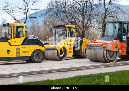 Les véhicules de construction routière, jaune et orange rouleaux route Banque D'Images