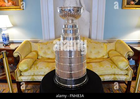 La Coupe Stanley, le trophée de championnat remis chaque année à la Ligue nationale de hockey championne est sur l'affichage à un déjeuner d'État en l'honneur du premier ministre du Canada, Justin Trudeau le 10 mars 2016 à Washington, D.C. Banque D'Images