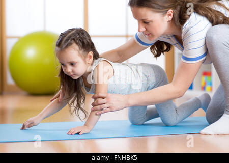 Femme avec enfant dans l'exercice de sport hall Banque D'Images