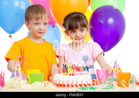 Smiling kids avec gâteau d'anniversaire et de ballons de couleur Banque D'Images