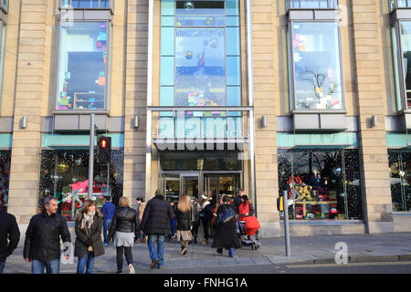 Achats de Noël à Harvey Nichols Department Store, sur St Andrew's Square, Édimbourg, Écosse, Royaume-Uni Banque D'Images