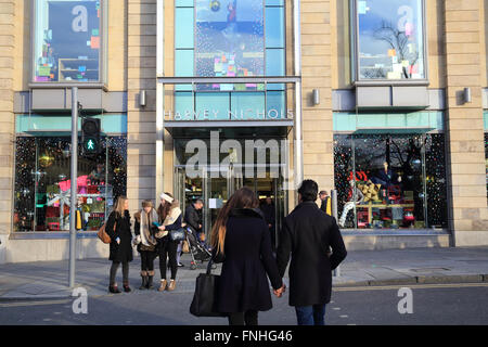 Achats de Noël à Harvey Nichols Department Store, sur St Andrew's Square, Édimbourg, Écosse, Royaume-Uni Banque D'Images