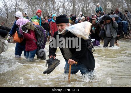 Idomeni, Grèce. 14 mars, 2016. Des milliers de migrants bloqués dans le camp d'Idomeni décident de franchir la frontière macédonienne à la fin du grillage,marcher pendant des heures et traverser la rivière avec de l'eau très froide aidé par des bénévoles.Trois réfugiés noyés traversant la rivière.Des dizaines de journalistes et des volontaires arrêté par la police macédonienne dans l'après-midi pour entrée illégale. Crédit photo : Danilo Balducci/Sintesi/Alamy Live News Banque D'Images