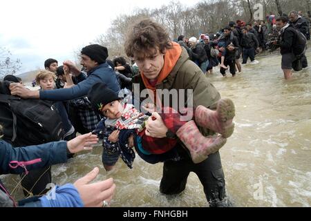 Idomeni, Grèce. 14 mars, 2016. Des milliers de migrants bloqués dans le camp d'Idomeni décident de franchir la frontière macédonienne à la fin du grillage,marcher pendant des heures et traverser la rivière avec de l'eau très froide aidé par des bénévoles.Trois réfugiés noyés traversant la rivière.Des dizaines de journalistes et des volontaires arrêté par la police macédonienne dans l'après-midi pour entrée illégale. Crédit photo : Danilo Balducci/Sintesi/Alamy Live News Banque D'Images