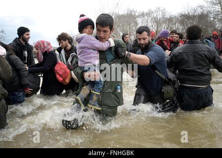 Idomeni, Grèce. 14 mars, 2016. Des milliers de migrants bloqués dans le camp d'Idomeni décident de franchir la frontière macédonienne à la fin du grillage,marcher pendant des heures et traverser la rivière avec de l'eau très froide aidé par des bénévoles.Trois réfugiés noyés traversant la rivière.Des dizaines de journalistes et des volontaires arrêté par la police macédonienne dans l'après-midi pour entrée illégale. Crédit photo : Danilo Balducci/Sintesi/Alamy Live News Banque D'Images