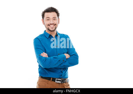 Smiling handsome man standing with arms folded isolé sur fond blanc Banque D'Images
