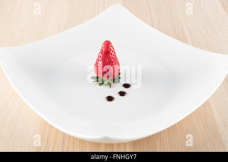 Vinaigre balsamique aux fraises on white plate Banque D'Images