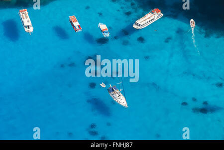 Les petits yachts à voile sur mer Banque D'Images