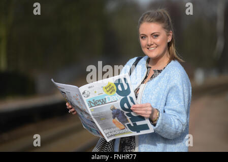 Frances Cawthorne, 20 étudiants, la lecture du nouveau quotidien national britannique 'The New Day' qui a lancé en février 2016. Banque D'Images