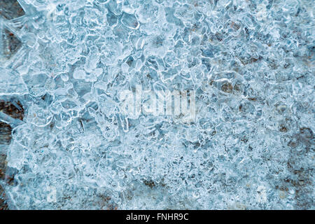 Fissures enduit glace avec des bulles d'air Banque D'Images