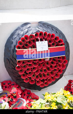 La couronne placée par la reine Elizabeth II à la British War Cemetery, Bayeux, France à l'occasion du 70e anniversaire du Jour J sur 6.6.2014 Banque D'Images