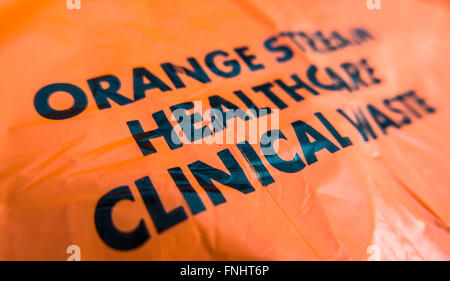 Un sac en plastique orange pour les déchets médicaux dans un hôpital Banque D'Images