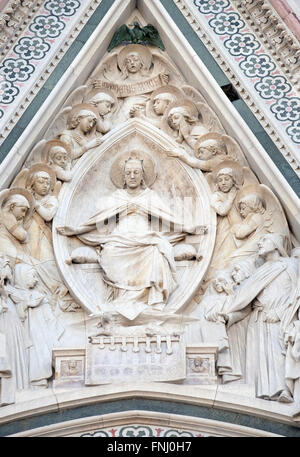 Vierge Marie assis, entouré par des anges, portail de Cattedrale di Santa Maria del Fiore, Florence, Italie Banque D'Images