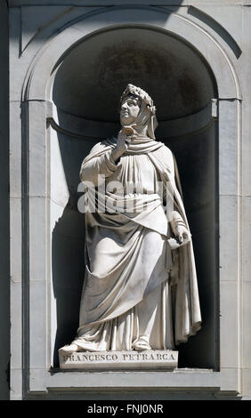 Francesco Petrarca dans les niches de la colonnade des Offices, Florence, Italie Banque D'Images