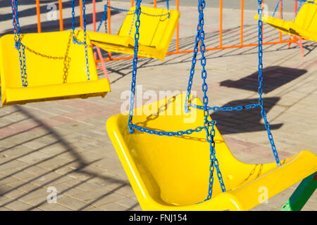 Jaune d'Attraction swing sur une chaîne Banque D'Images