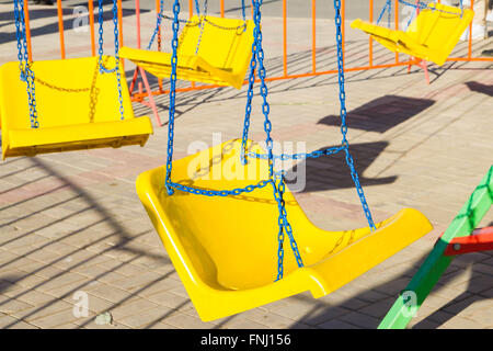 Jaune d'Attraction swing sur une chaîne Banque D'Images