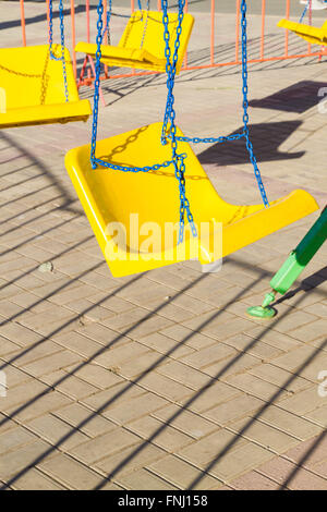 Jaune d'Attraction swing sur une chaîne Banque D'Images