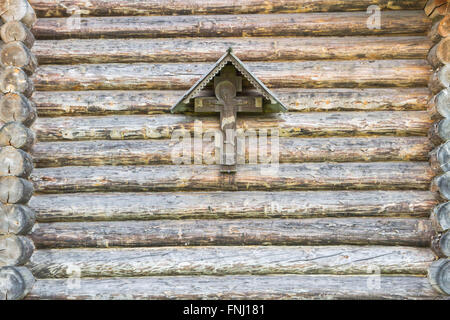 Une croix en bois à l'image de la croix sur le mur journal Banque D'Images