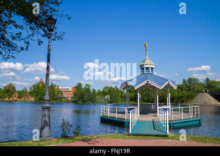 Gazebo en bois sculpté par la rivière Banque D'Images