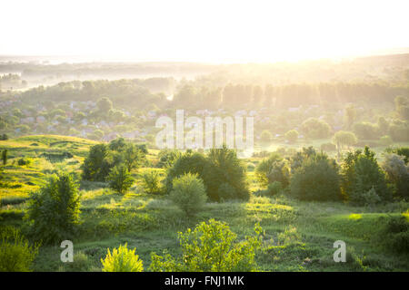 Beau paysage rural avec le lever du soleil sur un pré. soft focus Banque D'Images