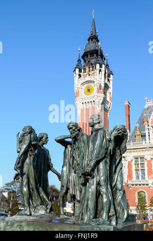 Les Bourgeois de Calais Rodin sculpture se tient juste en face de l'hôtel de ville à Calais, France Banque D'Images