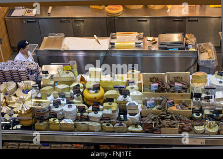 Une vue de dessus du compteur de fromage sur les aliments entiers sur Houston Street dans le centre-ville de Manhattan, New York City Banque D'Images