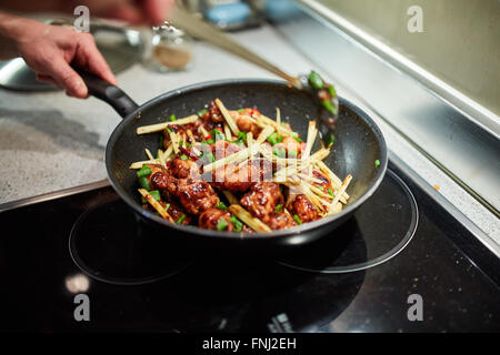 Libre d'une recette thaï avec des ailes de poulet caramélisées au wok Banque D'Images