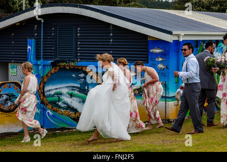 Une fête de mariage à Waipu Cove, Waipu, Northland, Nouvelle-Zélande Banque D'Images