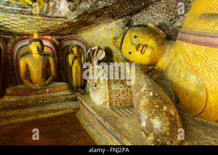 Intérieur des grottes de complexes bouddhistes antiques à Dambulla cave temple. Sri Lanka.La photographie est la présentation de la statue de mentir Banque D'Images