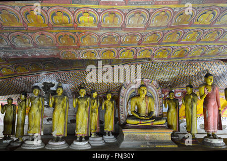 Intérieur des grottes de complexes bouddhistes antiques à Dambulla cave temple. Le Sri Lanka. La photographie est la présentation de la statue Banque D'Images