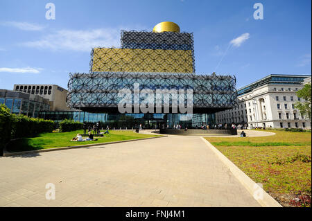 Bibliothèque de Birmingham sur ciel bleu clair journée d'été, UK Banque D'Images