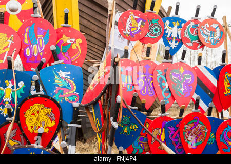 Vente de bois de vieux boucliers et épées Banque D'Images