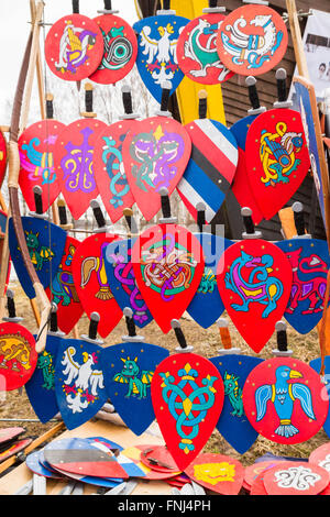 Vente de bois de vieux boucliers et épées Banque D'Images