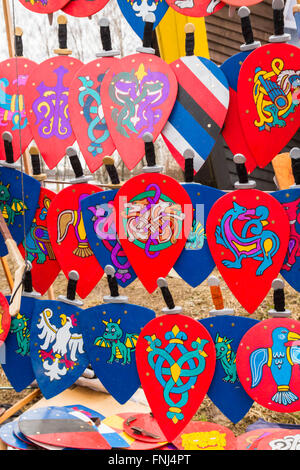 Vente de bois de vieux boucliers et épées Banque D'Images