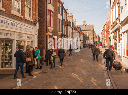 Vue de la rue de l'Église, Whitby, North Yorkshire, Angleterre montrant les touristes,shopping et rues pavées Banque D'Images