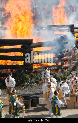 Le Japon, Kyoto : Agon Shu, Hoshi Matsuri, fête du feu, la prière, la gravure stick Banque D'Images