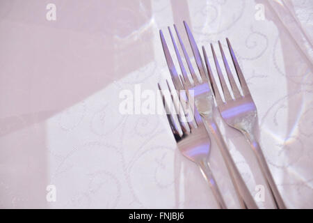 Fourches placé sur une table in restaurant Banque D'Images